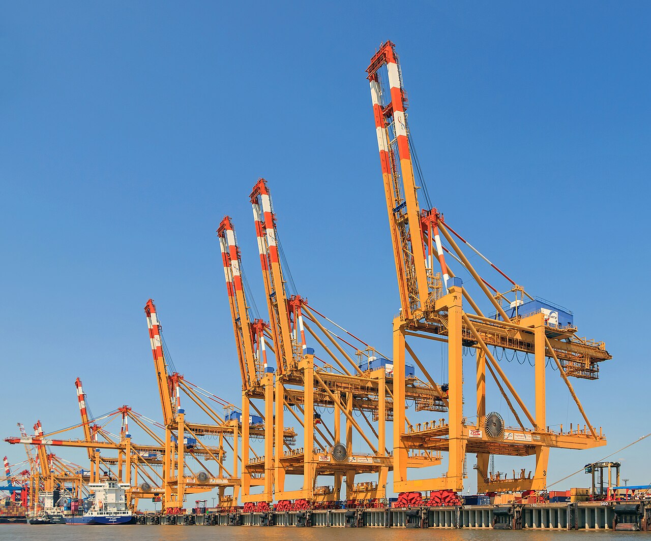 Port à conteneurs et grues portuaires